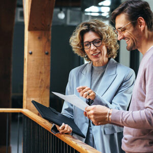 deux personnes consultant un document papier